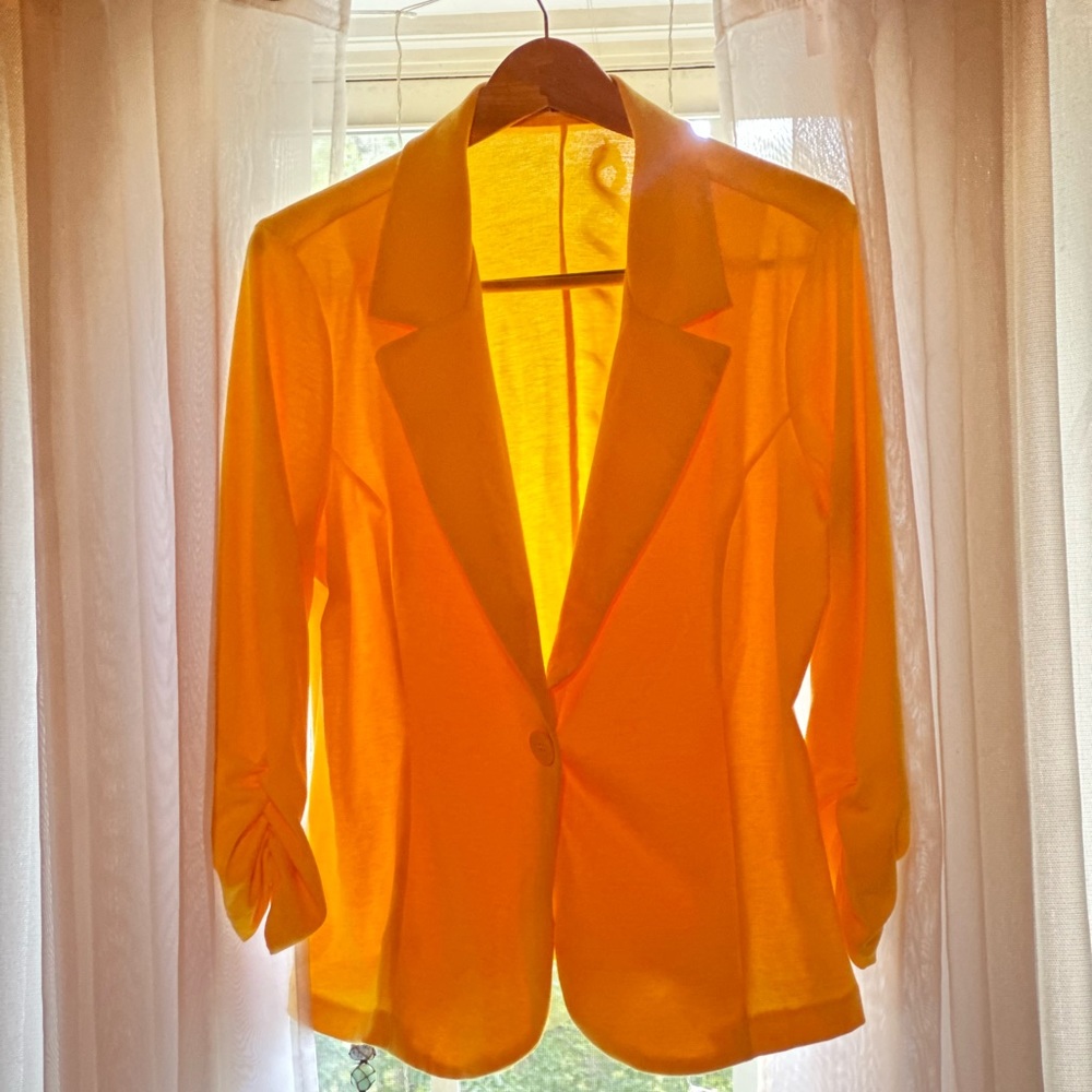 Women’s yellow one butting blazer with ruched sleeves